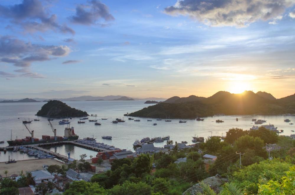 Bayview Gardens Hotel Labuan Bajo Exterior photo